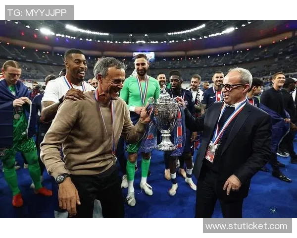 当11位曾获欧冠荣誉的球员共同捧起亚冠奖杯的那一刻